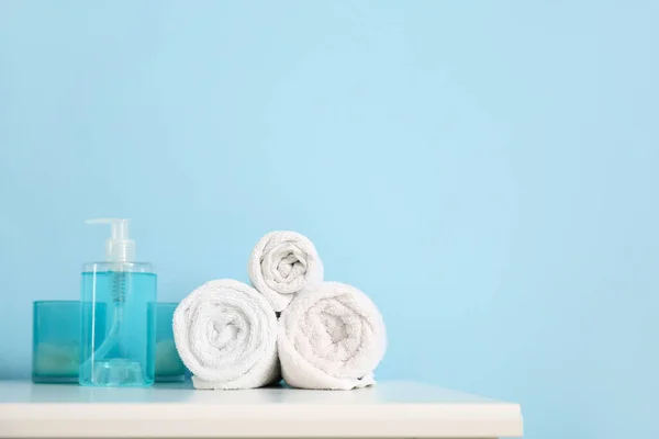 Clean Towels Bottle Cosmetic Product Candles Shelf Blue Wall — Stock Photo, Image
