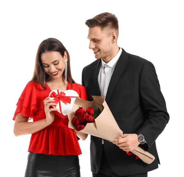 Glückliches Junges Paar Mit Geschenk Und Blumenstrauß Auf Weißem Hintergrund — Stockfoto