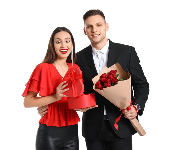 Glückliches Junges Paar Mit Geschenk Und Blumenstrauß Auf Weißem Hintergrund — Stockfoto