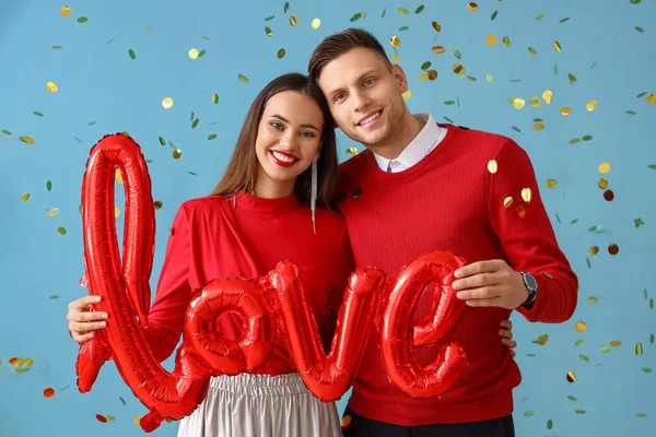 Pareja Feliz Con Globo Forma Palabra Amor Confeti Cayendo Sobre —  Fotos de Stock