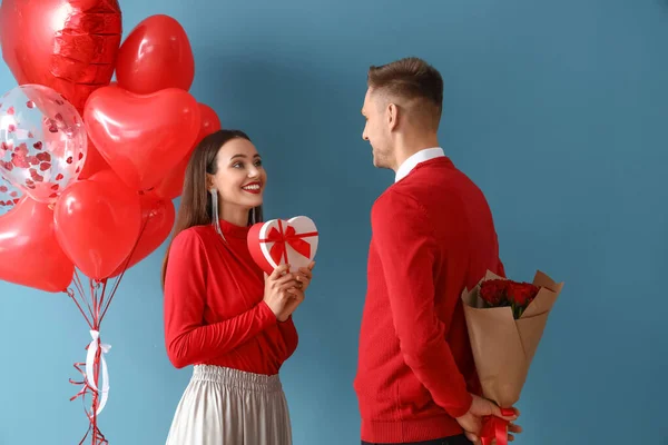 Young Man Greeting His Girlfriend Valentine Day Color Background — Stock Photo, Image