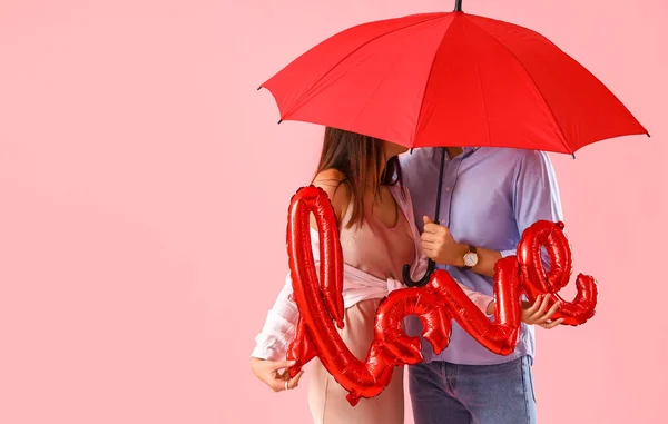 Šťastný Mladý Pár Balónem Tvaru Slova Love Červený Deštník Barevném — Stock fotografie
