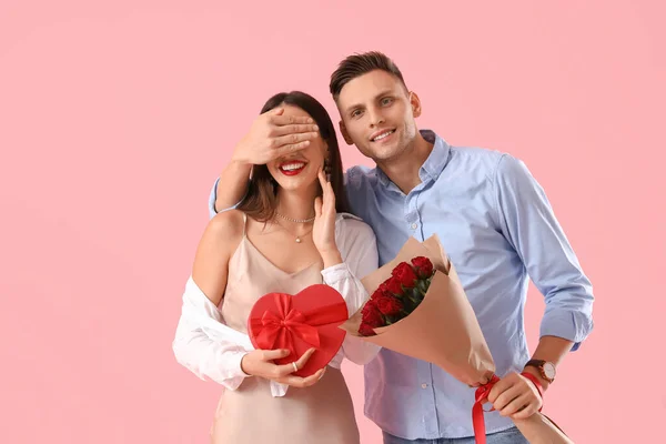 Joven Saludando Novia Para Día San Valentín Sobre Fondo Color — Foto de Stock