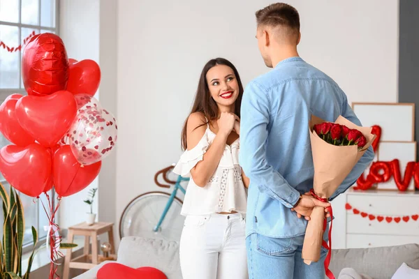 Junger Mann Begrüßt Seine Freundin Zum Valentinstag Hause — Stockfoto