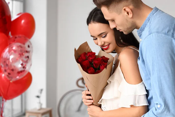 Hermosa Pareja Joven Celebrando Día San Valentín Casa — Foto de Stock