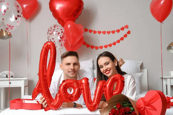 Hermosa Pareja Joven Celebrando Día San Valentín Casa —  Fotos de Stock