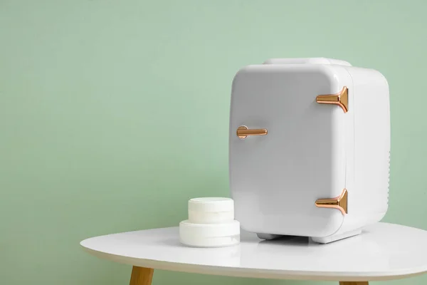 Маленький Косметический Холодильник Столе Номере — стоковое фото
