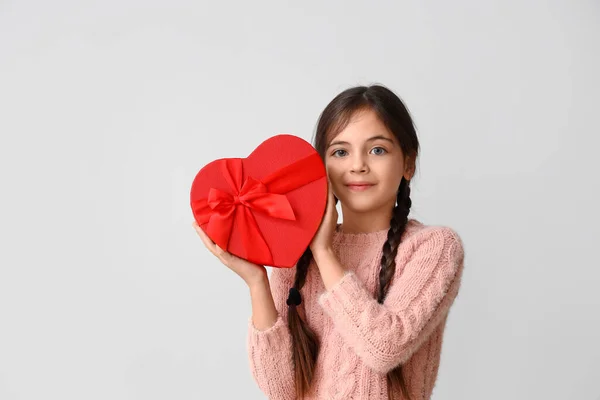 Забавная Маленькая Девочка Подарком Сером Фоне Празднование Дня Святого Валентина — стоковое фото
