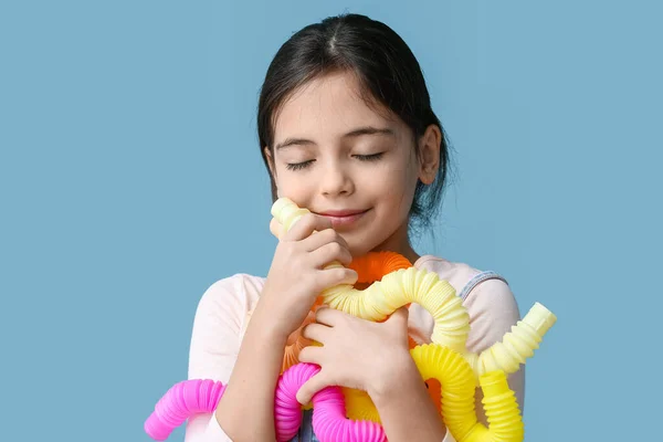 Gadis Kecil Dengan Banyak Tabung Pop Latar Belakang Biru — Stok Foto