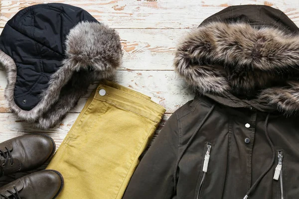 Kışlık Ceket Şapka Pantolon Ayakkabı Açık Ahşap Arka Planda — Stok fotoğraf