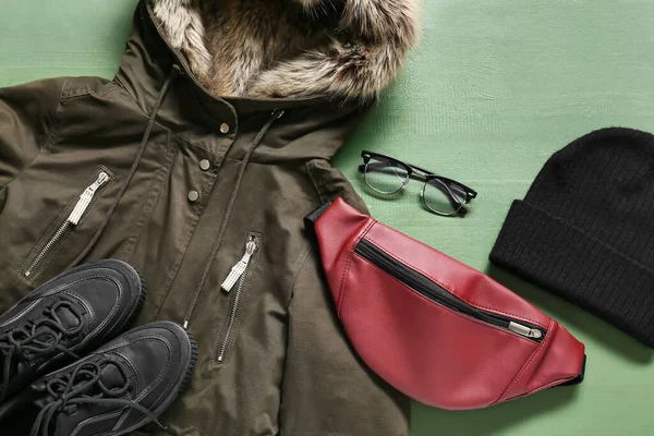 Giacca Invernale Occhiali Cappello Borsa Scarpe Fondo Verde Legno — Foto Stock