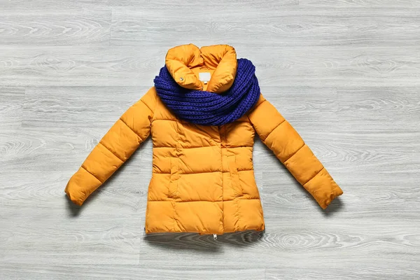 冬のジャケットとニットスカーフグレーの木製の背景 — ストック写真
