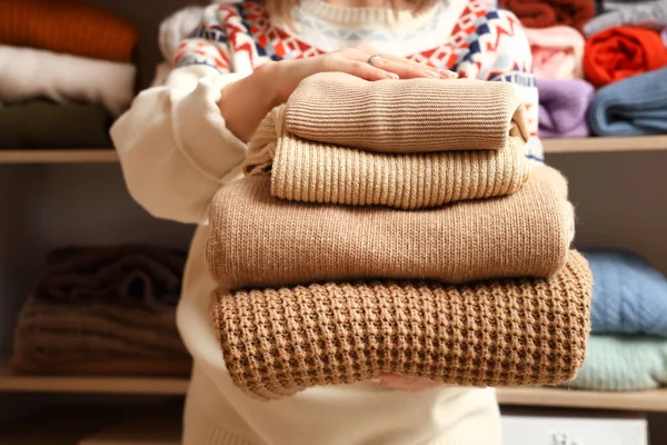 Mujer Con Pila Suéteres Punto Armario Primer Plano — Foto de Stock