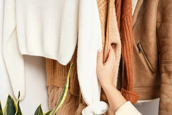 Mujer Con Suéteres Colgantes Punto Armario Primer Plano —  Fotos de Stock