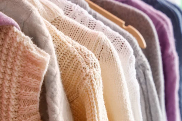 Suéteres Calientes Colgantes Habitación Primer Plano — Foto de Stock