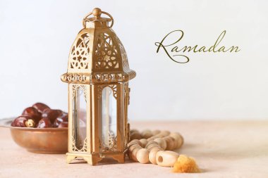 Müslüman lambasıyla Ramazan kutlamaları için güzel bir tebrik kartı.