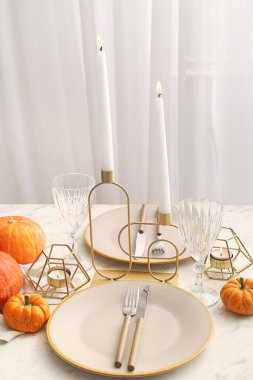 Mumlar ve balkabaklarıyla güzel bir masa.