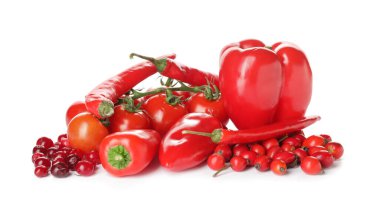 Beyaz arkaplanda sağlıklı kırmızı ürünler