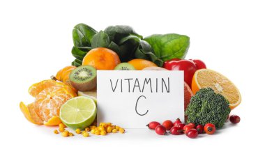 Metin VITAMIN C ve beyaz arkaplanda sağlıklı ürünler