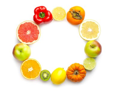 Beyaz arkaplanda farklı sağlıklı ürünlerden oluşan çerçeve