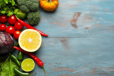 Mavi ahşap arka planda farklı sağlıklı ürünler