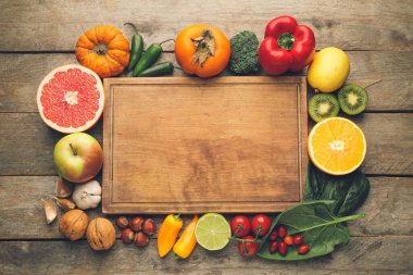 Farklı sağlıklı ürünler ve tahta kesme tahtası.