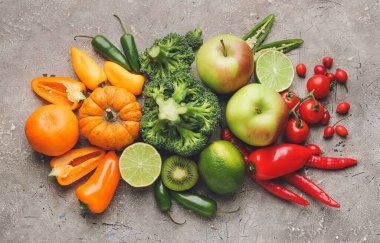 Gri arka planda farklı sağlıklı ürünler