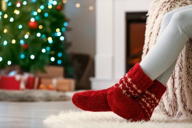 Noel arifesinde evde çoraplı bir kadın.