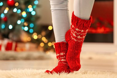 Noel arifesinde evde çoraplı bir kadın.