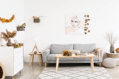 Sonbahar desenli modern oturma odasının içi