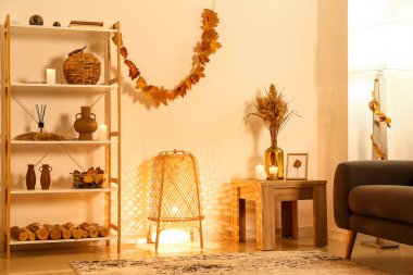 Güzel bir sonbahar dekoru olan modern oturma odasının içinde.