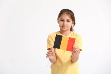 Belçika bayrağı altında küçük bir kız