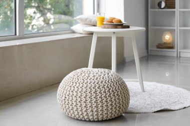 Oturma odasının iç tarafında örülmüş pouf.