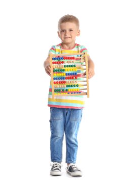 Beyaz arka planda abaküsü olan sevimli bir çocuk.