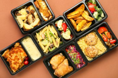 Renkli arka planda lezzetli yemekleri olan beslenme çantaları.