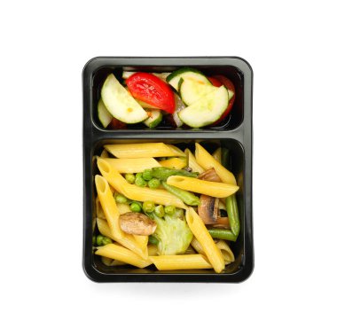 Beslenme çantasında beyaz arka planda lezzetli makarna ve sebzeler.