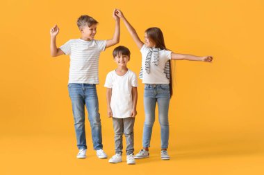 Renkli arka planda mutlu dans eden çocuklar