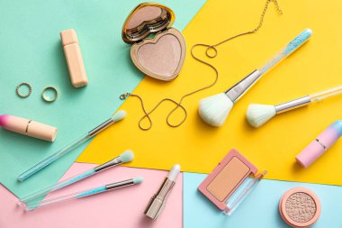 Renk arkaplanına makyaj malzemesi