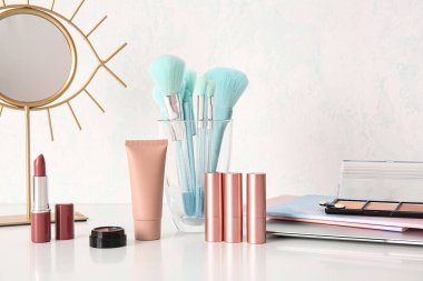 Işık arka planında dekoratif kozmetik