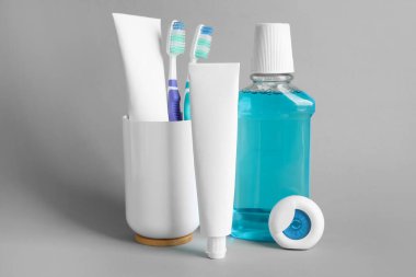 Gri arkaplanda diş sağlığı seti