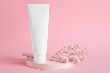 Arkaplanda diş macunu ve diş fırçası