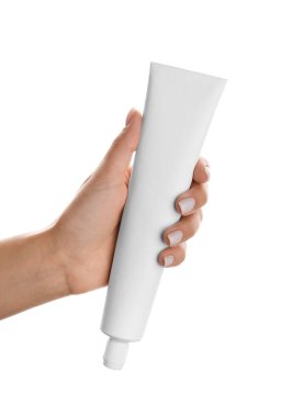 Beyaz arkaplanda diş macunu olan kadın eli