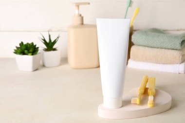 Üzerinde diş macunu ve diş fırçası olan bir tüp.