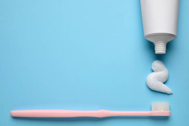 Diş fırçası ve diş macunu renk arkaplanındaki tüpten sıkıldı