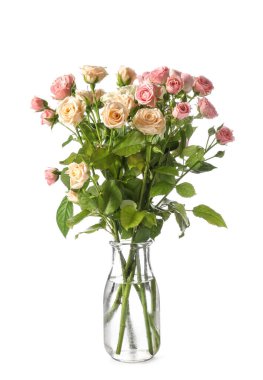 Beyaz arka planda bir buket güzel gül olan vazo.