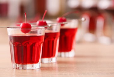 Manhattan kokteylinden kadehler masada, yakın plan.