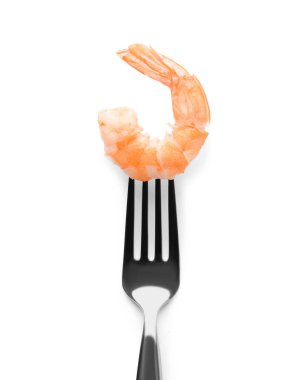 Beyaz arka planda lezzetli haşlanmış karides kuyruklu çatal.