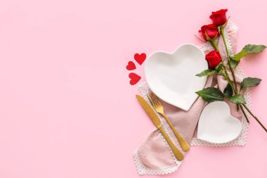 Sevgililer Günü için güzel bir masa ve pembe arka planda gül çiçekleri.