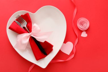 Kırmızı arkaplanda Sevgililer Günü için şık masa ayarları