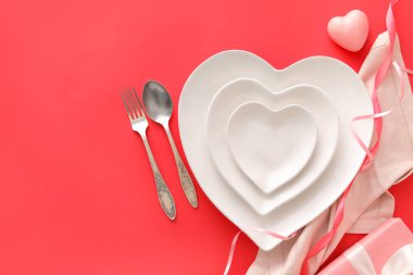 Kırmızı arkaplanda Sevgililer Günü için şık masa ayarları